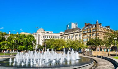 Manchester, İngiltere 'deki Piccadilly bahçesindeki çeşmeler