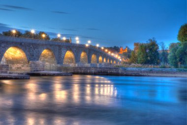 Almanya 'nın Regensburg kentindeki Tuna Nehri üzerindeki köprü 