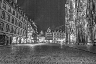 Sabahın erken saatlerinde Strasbourg Katedrali 'nin siyah beyaz plazası