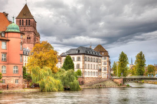 Edifício Agradável Nas Margens Estrasburgo França — Fotografia de Stock