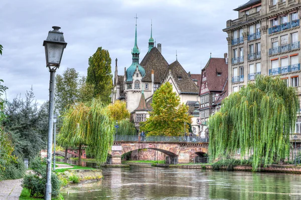 Edifício Margem Canal Estrasburgo França — Fotografia de Stock