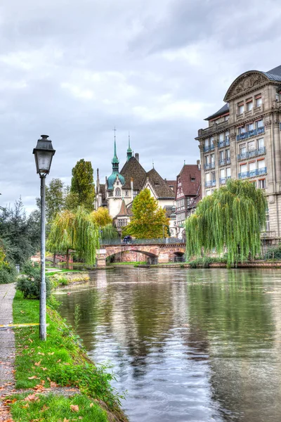 Gebouw Aan Oever Van Het Kanaal Van Straatsburg Frankrijk — Stockfoto