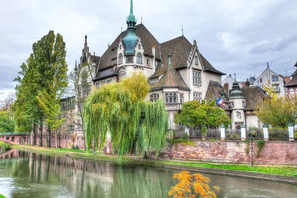 Gebouw Aan Oever Van Het Kanaal Van Straatsburg Frankrijk — Stockfoto