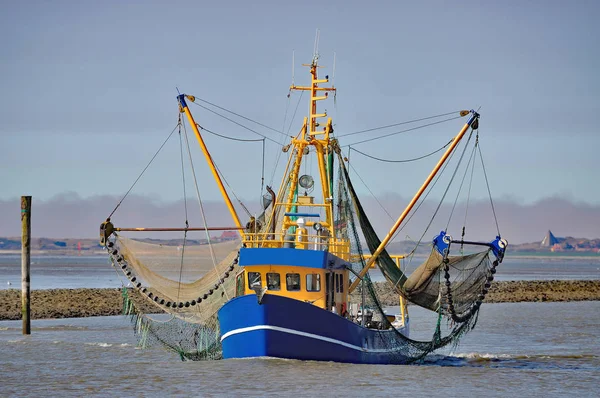 Crab Fishing Trawler, Frísia Oriental, Mar de Wadden, Alemanha — Fotografia de Stock