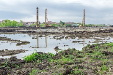 Çakma makine inşaat sitesinde.
