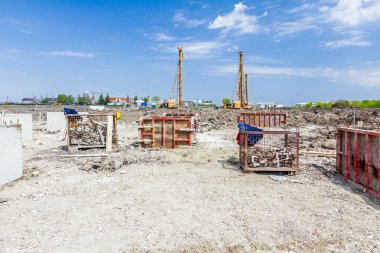 İnşaat alanında yapım beton taban, d için büyük ekipman ile