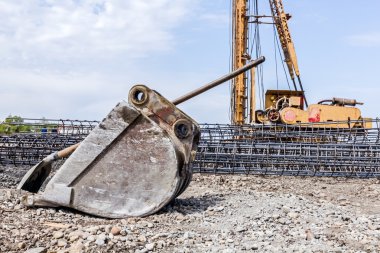 Ekskavatör'ın kova ve kürek önünde, iskelet güçlendiren s