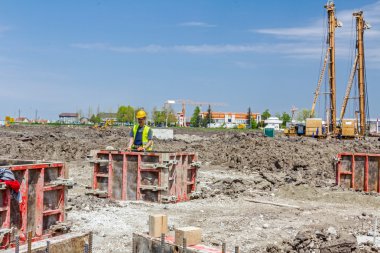 Hazırlık con için montaj demonte kalıplar için devam ediyor