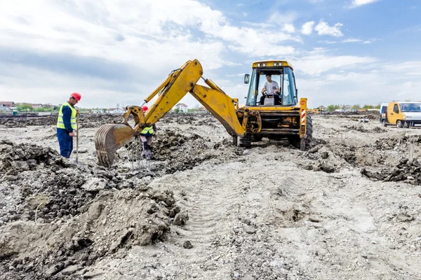 Les travailleurs travaillent manuellement à côté de la pelle, le travail d'équipe, ma — Photo