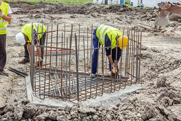 건설 노동자에 대 한 철근을 바인딩 강화 콘크리트 열 — 스톡 사진
