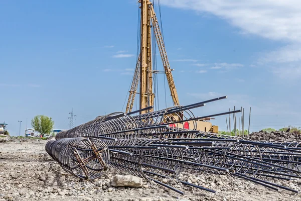 Esqueleto de acero de refuerzo, armadura, barra en la construcción sentarse — Foto de Stock