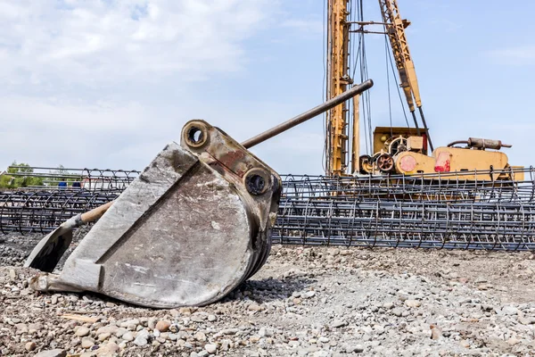Ekskavatör'ın kova ve kürek önünde, iskelet güçlendiren s