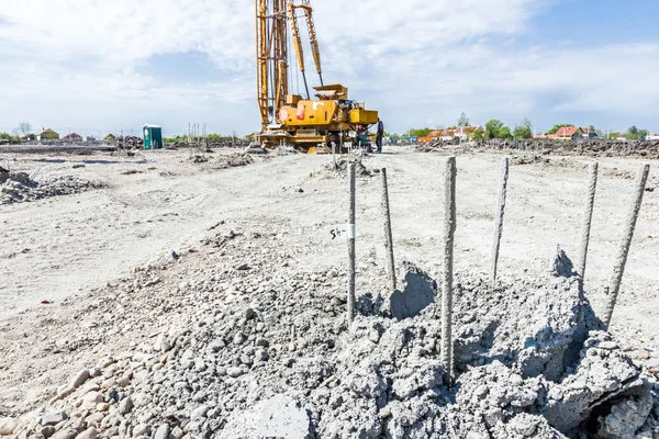 Esqueleto de acero de refuerzo, armadura, barra en la construcción sentarse —  Fotos de Stock