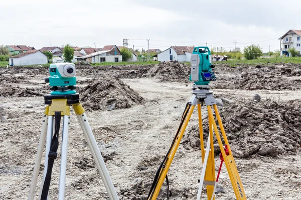 Dispositivo geodesistente in un cantiere. Ingegnere civile con teodol — Foto Stock