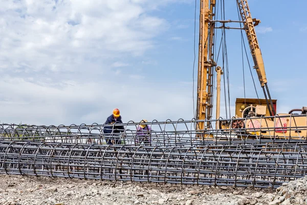 Esqueleto de acero de refuerzo, armadura, barra en la construcción sentarse — Foto de Stock