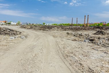 Directio tozlu yere büyük bir aracın lastik izleri vardır