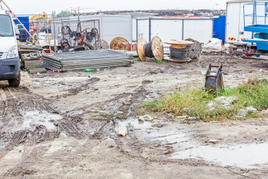 İmp yakın inşaat yerinde yağmurdan sonra çamur taze parçalar