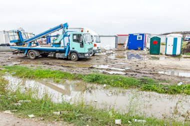 Yan Outrigger stabilizatörü ile kamyon, kiraz seçici üzerinde Park