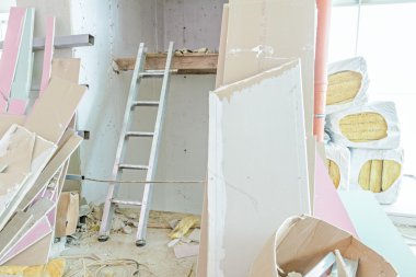 İnşaat yerinde kullanılan metal merdiven, kırık plasterbo yığını
