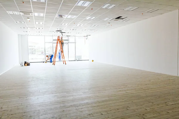 Elektrikçiler iskemleler ile geniş tavanda çalışıyoruz 