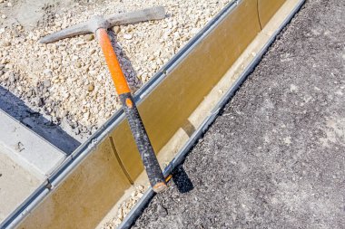 Yağmur suyu drenaj kanalı, şantiye üzerinde balta almak.