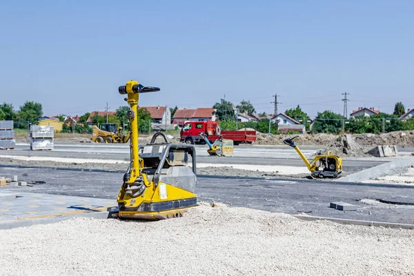 Vibration plate compactor machine is standing at building site — Stock Photo, Image
