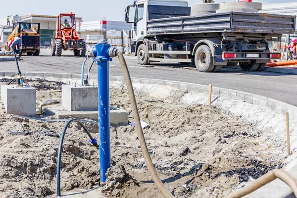 Hidratante de fogo com tubo azul no local de construção — Fotografia de Stock