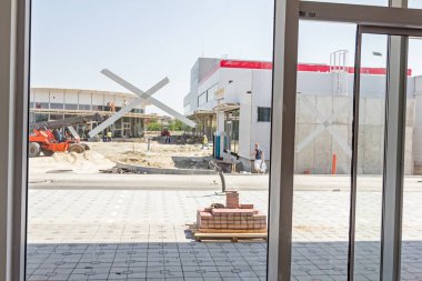 Şantiye s adet geniş vitrinde aracılığıyla görüntülemek