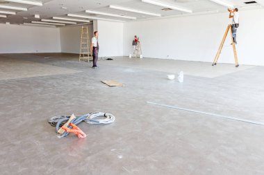 Oluklu boru içinde kaydırılan kablo döşeli fl dışarı geliyor