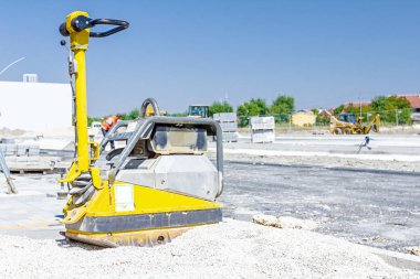 Titreşim plaka SANFOR Makinası site binasında duruyor