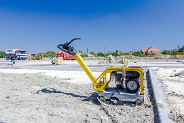 Titreşim plaka SANFOR Makinası site binasında duruyor