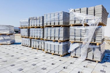 Kaldırım döşeme ahşap palet üzerinde yığılmış yığını