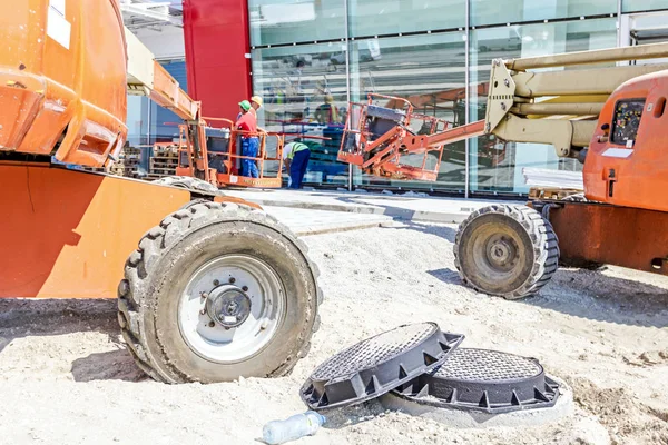 Működő-ban emelkedett cherry picker építési telek — Stock Fotó