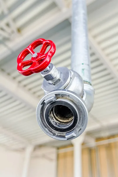 Σύστημα ελέγχου νερού ασφάλεια με συζευκτήρα, κόκκινη βαλβίδα για φωτιά hyd — Φωτογραφία Αρχείου