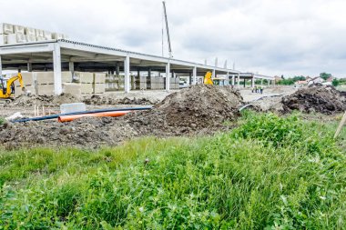 Şantiye, bitmemiş modern yapı görüntülemek