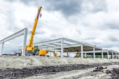 Vinçler-Mobil vinç beton yapı işi vardır