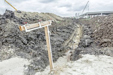 Birkaç kırmızı musluklar ahşap c bağlı plastik boru hattı yerleştirilir