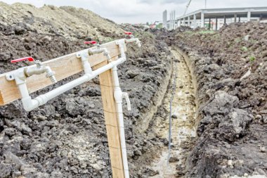 Birkaç kırmızı musluklar ahşap c bağlı plastik boru hattı yerleştirilir