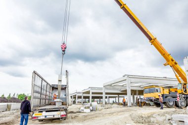 Vinçler-Mobil vinç kamyon römork gelen beton kiriş boşaltma