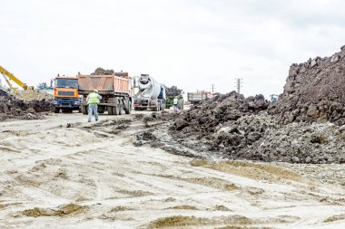 Araç konvoyu site oluşturma üzerinden geçiyor
