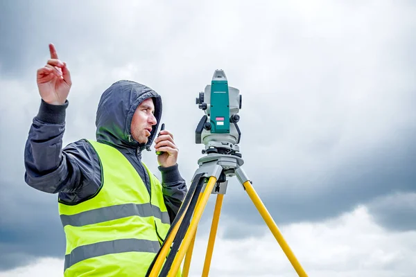 Geodet arbetar med totalstation på en byggarbetsplats. CIVI — Stockfoto