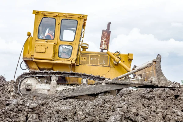 Earthmover ciężkich maszyn budowlanych porusza się Ziemia w zab — Zdjęcie stockowe