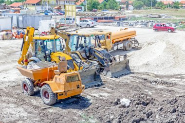 Farklı araçlar grubu konteyner önünde park etmiş