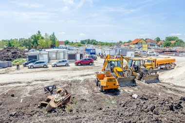 Farklı araçlar grubu konteyner önünde park etmiş