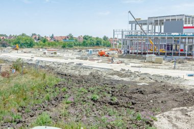 Şantiye, bitmemiş modern yapı görüntülemek