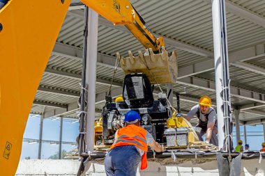 Hareketli güç mala makine ile yeni bir iş sitesinde Ekskavatör