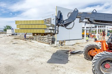 İnşaat alanında, teleskopik forklift 