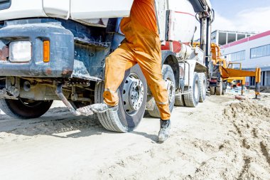 Taksi kamyon şoförü girer