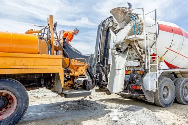 Concrete vervoer op de bouwplaats. — Stockfoto