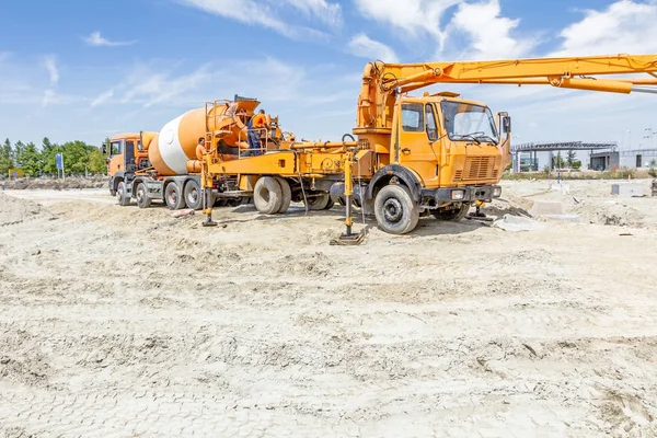 Trasporto concreto presso il cantiere . — Foto Stock